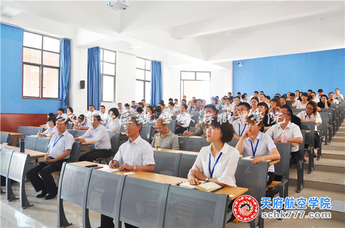 1528178760425842.jpg 与会人员认真听讲2.JPG