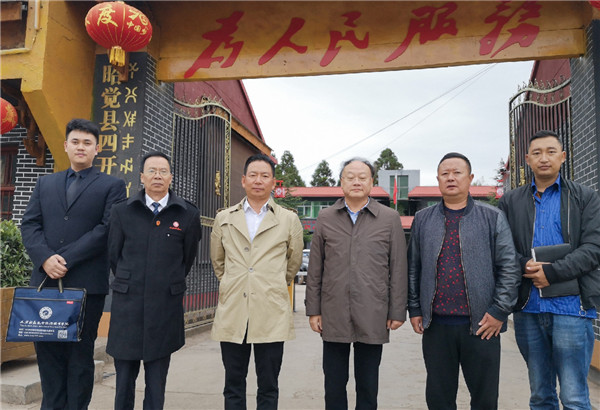 1571988136793549.jpg 学院领导与四开乡领导在乡政府合影.jpg