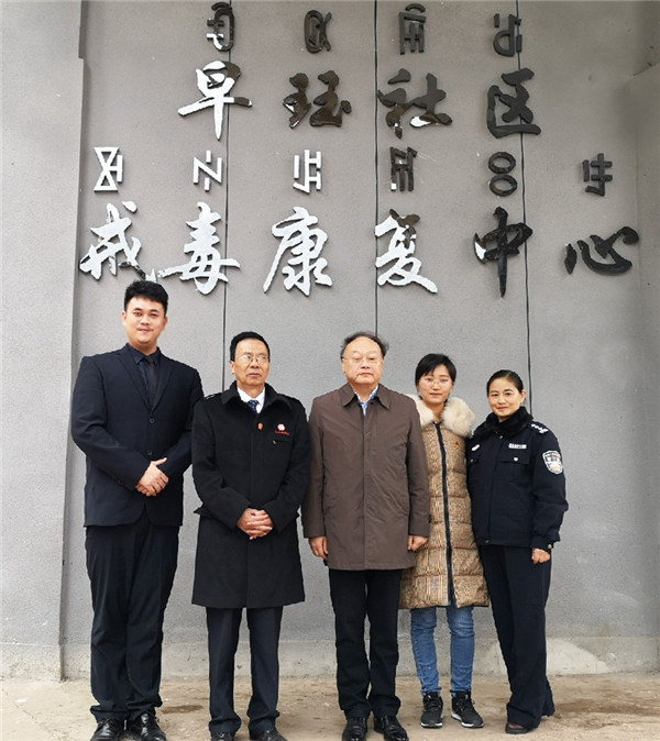 1571988274393998.jpg 学院领导与戒毒康复中心杨警官、四开乡禁毒防艾专职副书记邹勤合影留念.jpg